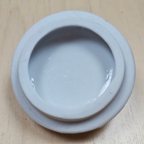 Trinket Box White Porcelain Lily Pad & Flowers onTop 2.75 x 1.5 inches Enesco - Picture 7 of 7